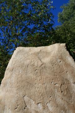 Stele presso il parco archeologico di Anvoia Stele presso il parco archeologico di Anvoia